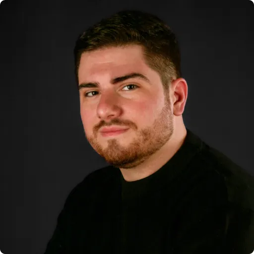 Portrait de Léo, dev fullstack / business analyst chez Pit.