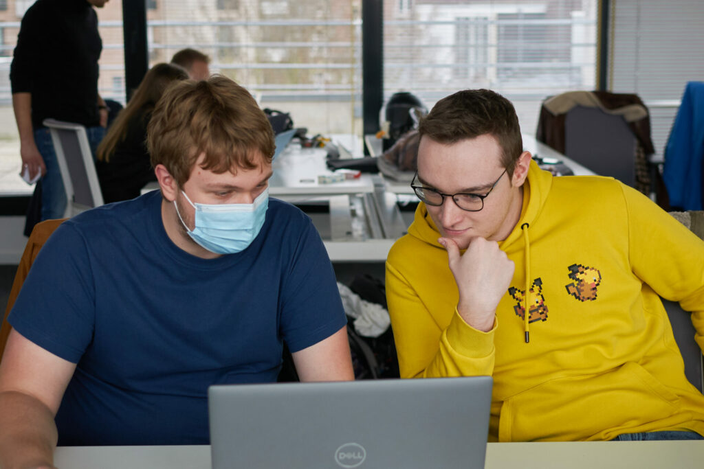 Photo présentant 2 développeurs de l'équipe de Pit
